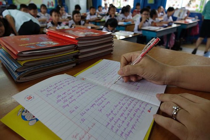 Bộ Giáo dục chấn chỉnh việc lạm dụng hồ sơ, sổ sách trong nhà trường - Ảnh 1.