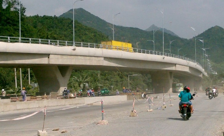Khánh Hòa thông xe hai cầu vượt trên quốc lộ 1 - Ảnh 1. Khánh Hòa thông xe hai cầu vượt trên quốc lộ 1 - Ảnh 1.