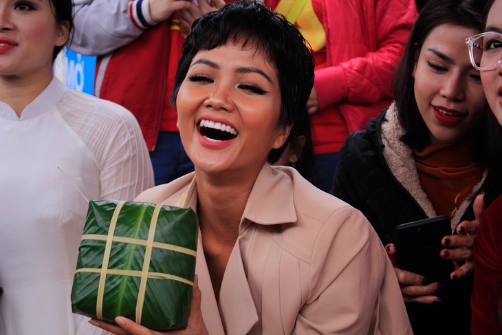 H’Hen Niê gói bánh chưng cùng học trò Hà Nội - Ảnh 4. H’Hen Niê gói bánh chưng cùng học trò Hà Nội - Ảnh 4.