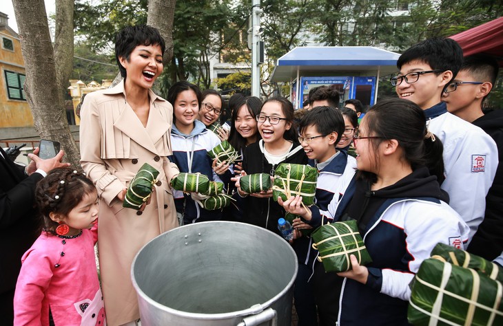 H’Hen Niê gói bánh chưng cùng học trò Hà Nội - Ảnh 1. H’Hen Niê gói bánh chưng cùng học trò Hà Nội - Ảnh 1.