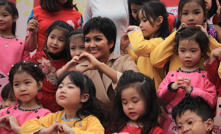 H’Hen Niê gói bánh chưng cùng học trò Hà Nội - Ảnh 2. H’Hen Niê gói bánh chưng cùng học trò Hà Nội - Ảnh 2.