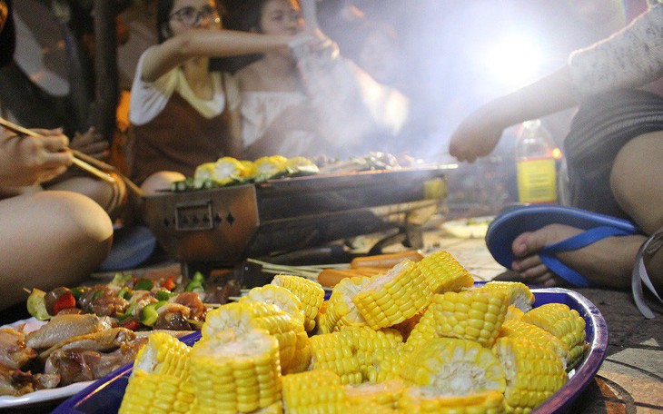 "Tất niên hoành tráng" đời sinh viên với bắp nướng, khoai lang