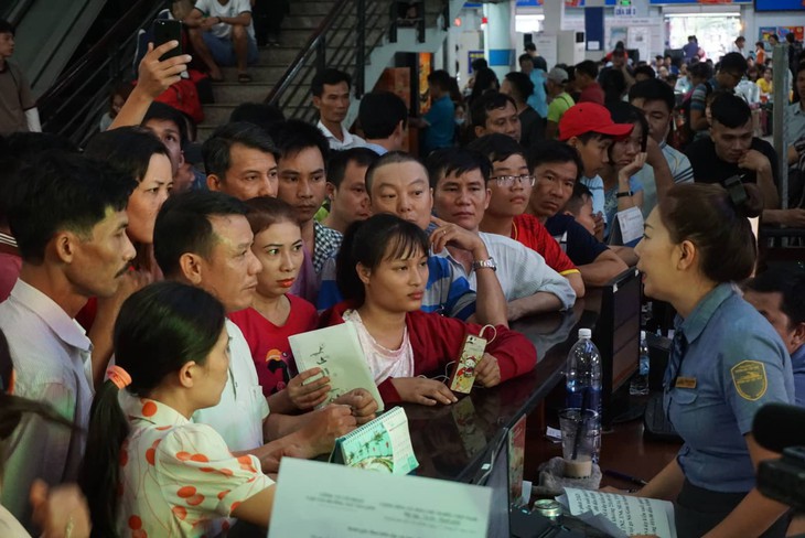 Thông tuyến đường sắt Bắc Nam sau nhiều giờ tê liệt - Ảnh 1. Thông tuyến đường sắt Bắc Nam sau nhiều giờ tê liệt - Ảnh 1.