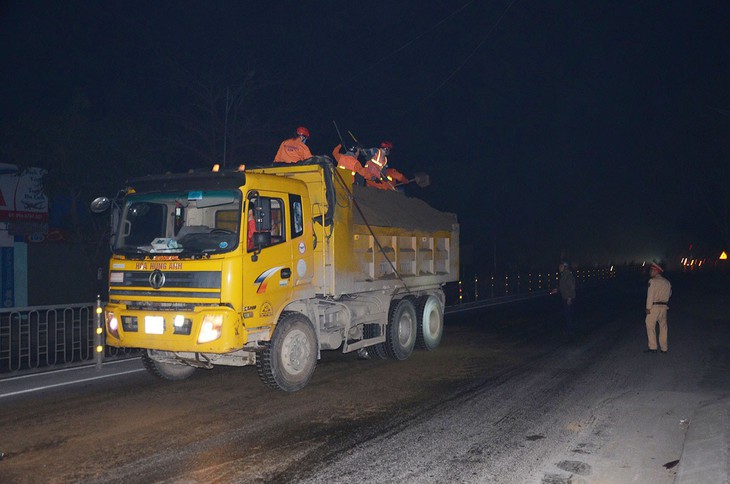 Dầu ăn đổ dài 10km trên quốc lộ, xe container lật, xe máy trượt ngã - Ảnh 1.