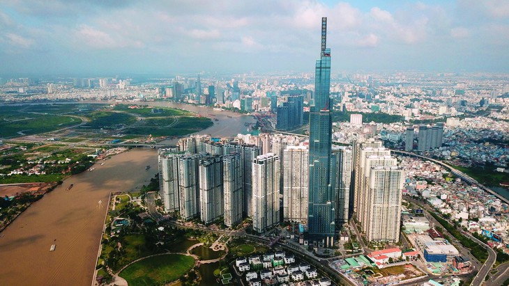 TP.HCM bắn pháo hoa giao thừa tại tòa nhà Landmark cao nhất nước - Ảnh 1.