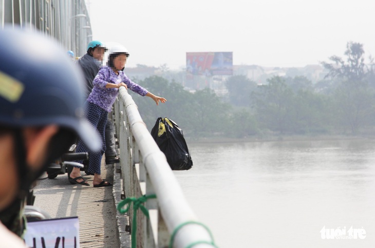 Túi nilông, vàng mã ‘bức tử’ sông Lam trong ngày cúng ông Táo - Ảnh 7.