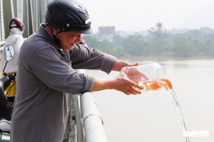 Túi nilông, vàng mã ‘bức tử’ sông Lam trong ngày cúng ông Táo - Ảnh 8.