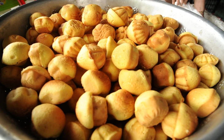 Bánh bông lan 'ngộ nghĩnh' xứ Quảng hút khách dịp tết - Ảnh 2.