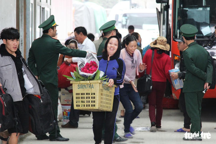 Bà con Việt ở Lào chen nhau về quê, mặc giá vé gấp đôi, gấp ba - Ảnh 6.