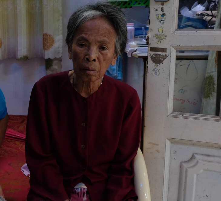 Người dưng cưu mang một cụ bà, chờ tìm thấy gia đình cụ - Ảnh 2. Người dưng cưu mang một cụ bà, chờ tìm thấy gia đình cụ - Ảnh 2.