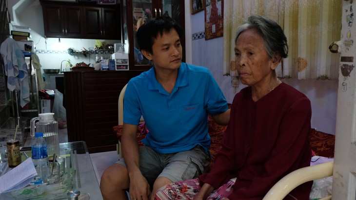 Người dưng cưu mang một cụ bà, chờ tìm thấy gia đình cụ - Ảnh 1. Người dưng cưu mang một cụ bà, chờ tìm thấy gia đình cụ - Ảnh 1.