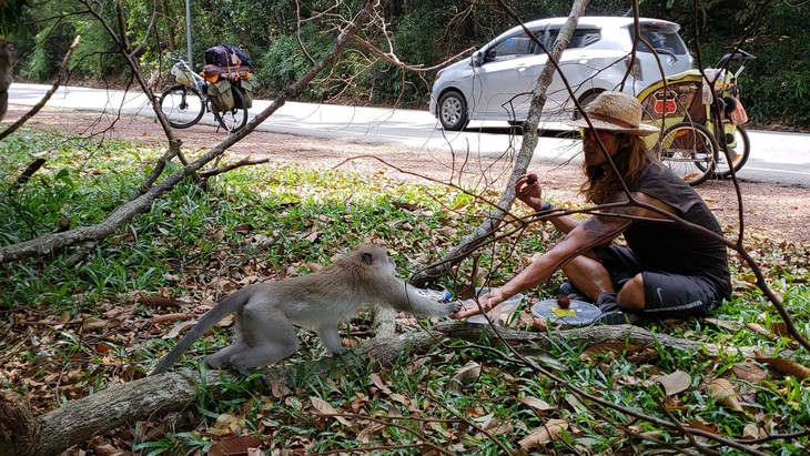 Người Việt Nam đầu tiên chạy 4.500km từ Hà Nội đến Singapore - Ảnh 8.