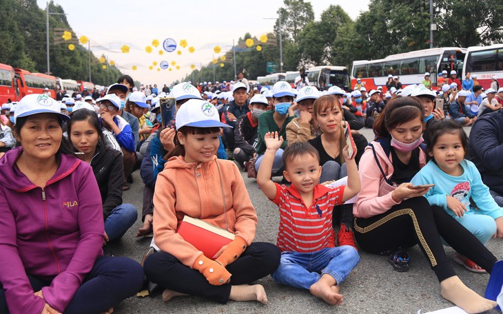 "Chuyến xe xuân nghĩa tình" đưa 5.000 công nhân về quê ăn tết