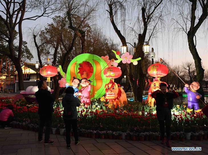 Châu Á thắm xuân, rộn ràng đón Tết Kỷ Hợi - Ảnh 3. Châu Á thắm xuân, rộn ràng đón Tết Kỷ Hợi - Ảnh 3.