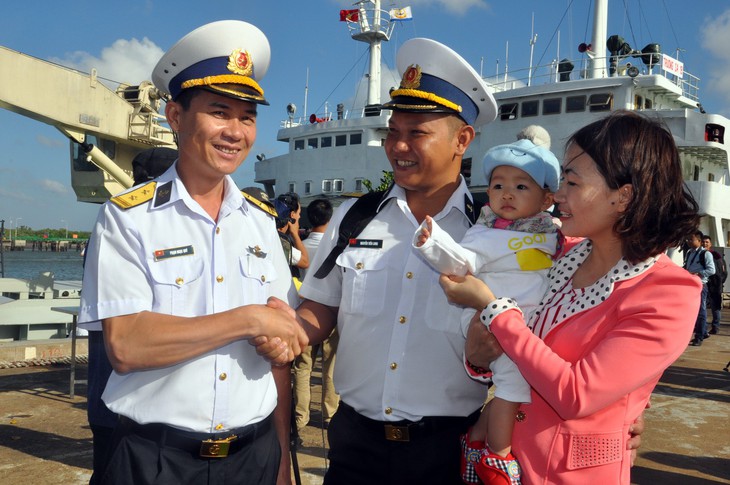 Cành mai, cây quất và những nụ hôn ở quân cảng - Ảnh 6. Cành mai, cây quất và những nụ hôn ở quân cảng - Ảnh 6.