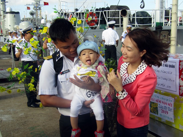 Cành mai, cây quất và những nụ hôn ở quân cảng - Ảnh 7. Cành mai, cây quất và những nụ hôn ở quân cảng - Ảnh 7.