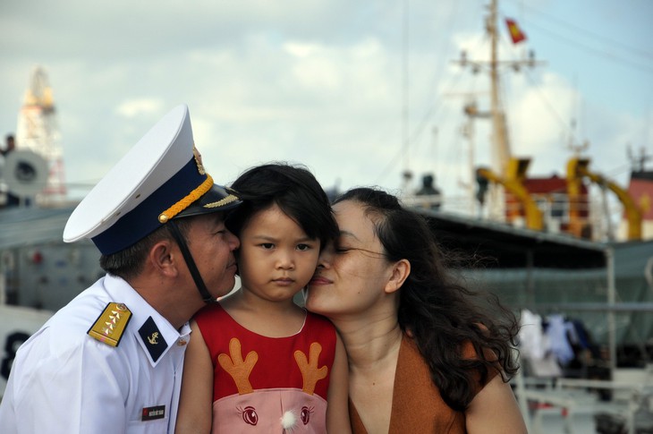 Cành mai, cây quất và những nụ hôn ở quân cảng - Ảnh 4. Cành mai, cây quất và những nụ hôn ở quân cảng - Ảnh 4.