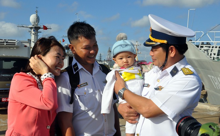 Cành mai, cây quất và những nụ hôn ở quân cảng - Ảnh 5. Cành mai, cây quất và những nụ hôn ở quân cảng - Ảnh 5.