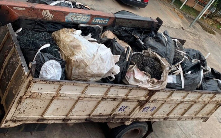 Mua 40 thùng phi bám dính chất thải nguy hại về bán phế liệu, người đàn ông bị xử phạt 160 triệu đồn - Ảnh 2.