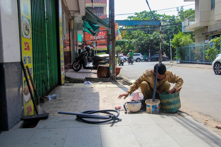 Gần Tết, nhiều đồng hồ nước ở TP.HCM không cánh mà bay - Ảnh 3. Gần Tết, nhiều đồng hồ nước ở TP.HCM không cánh mà bay - Ảnh 3.