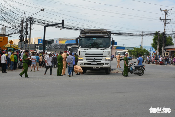 Nam sinh lớp 10 bị xe tải cán chết khi đang trên đường đi học - Ảnh 1.