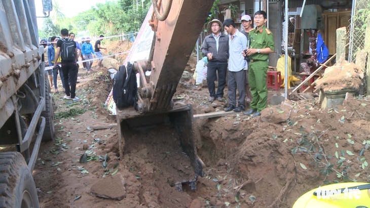 Xe cuốc đào trúng bom phát nổ, cả chục nhà dân hư hỏng - Ảnh 1.