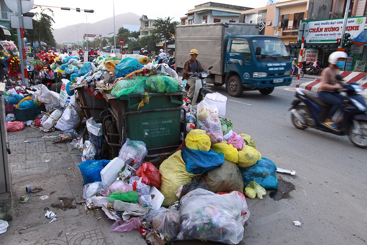 Dân chặn xe rác một ngày, Đà Nẵng ùn ứ cả ngàn tấn rác - Ảnh 1.