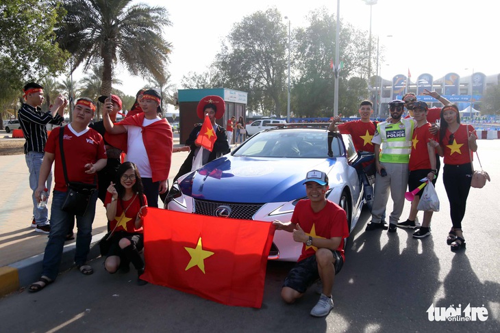 CĐV VN vây quanh siêu xe của cảnh sát Abu Dhabi - Ảnh 5.