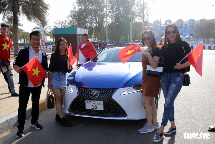 CĐV VN vây quanh siêu xe của cảnh sát Abu Dhabi - Ảnh 1.