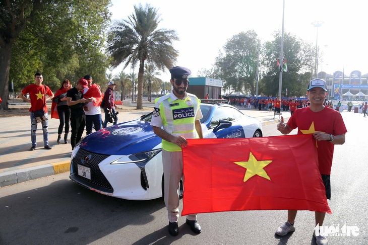 CĐV VN vây quanh siêu xe của cảnh sát Abu Dhabi - Ảnh 6.