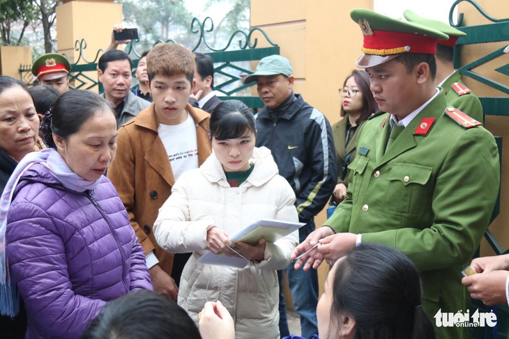 Nguyên giám đốc xuất hiện, BS Lương vắng mặt, hoãn phiên tòa chạy thận 9 người chết - Ảnh 8.