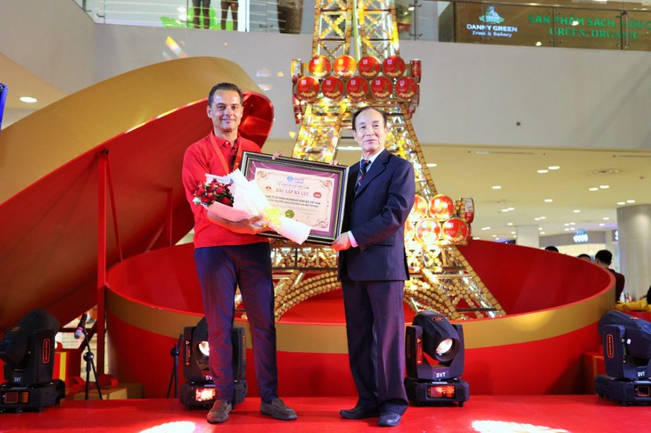 Nhãn hàng LU thực hiện tháp Eiffel bằng bánh cao nhất Việt Nam - Ảnh 1. Nhãn hàng LU thực hiện tháp Eiffel bằng bánh cao nhất Việt Nam - Ảnh 1.