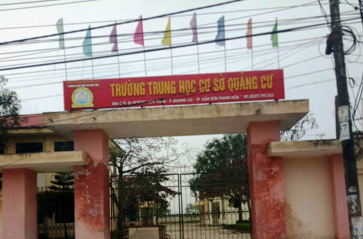 Phụ huynh tố hiệu trưởng bóp cổ học sinh, hiệu trưởng phản bác - Ảnh 1.