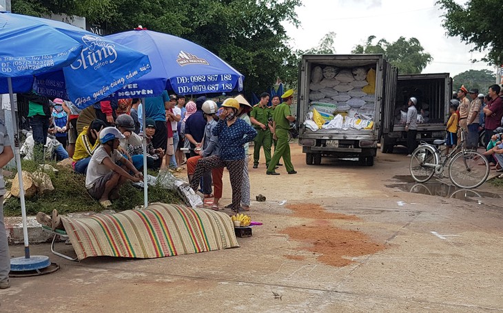 Người bán vé số dạo bị xe tải chạy lùi tông chết - Ảnh 1.