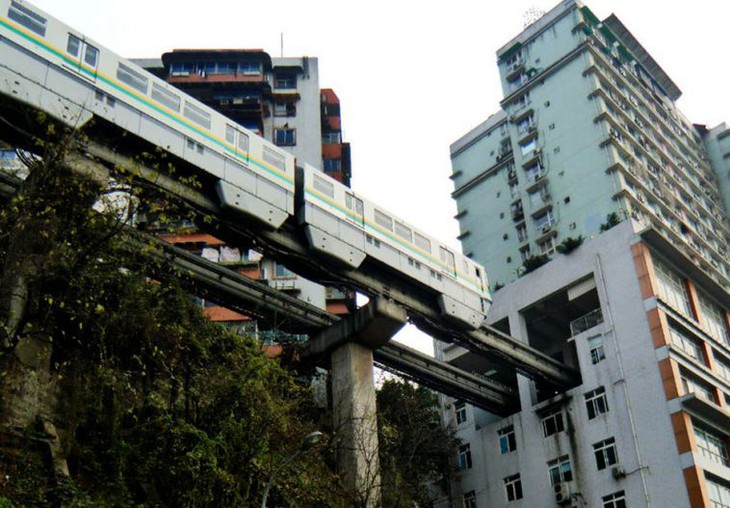 Tàu điện ngầm Trung Quốc va hầm tránh bom, 4 người thương vong - Ảnh 2.