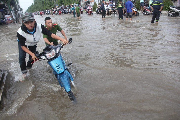 Cần Thơ ngập do hệ thống thoát nước cũ, lấp kênh rạch... - Ảnh 2.