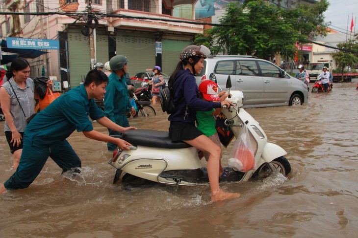 Miền Tây tiếp tục bể bờ bao, học sinh nghỉ học vì triều cường - Ảnh 8.