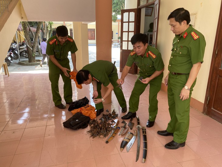 Bắt tạm giam người vợ nghi làm tín dụng đen, truy nã chồng - Ảnh 1.