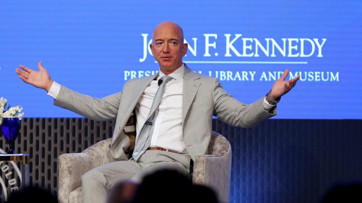 Người Mỹ bình thường chỉ làm, không tiêu 2,8 triệu năm mới giàu bằng Jeff Bezos - Ảnh 1.