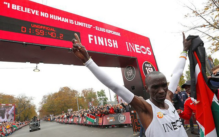 Kipchoge vượt 