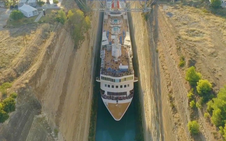 Video: Hành khách nín thở nhìn con tàu vượt qua kênh đào Corinth