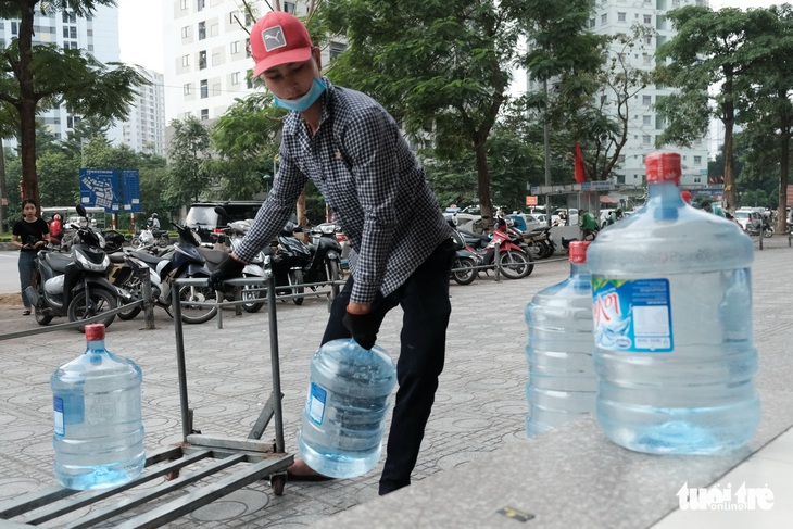 Hà Nội thiếu nước sạch: Cháy nước đóng chai, loại đắt loại rẻ đều bán hết - Ảnh 2.