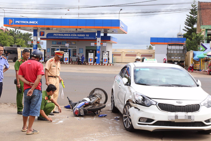 Hai học sinh lớp 10 bị tai nạn nghi do công an truy đuổi - Ảnh 1.