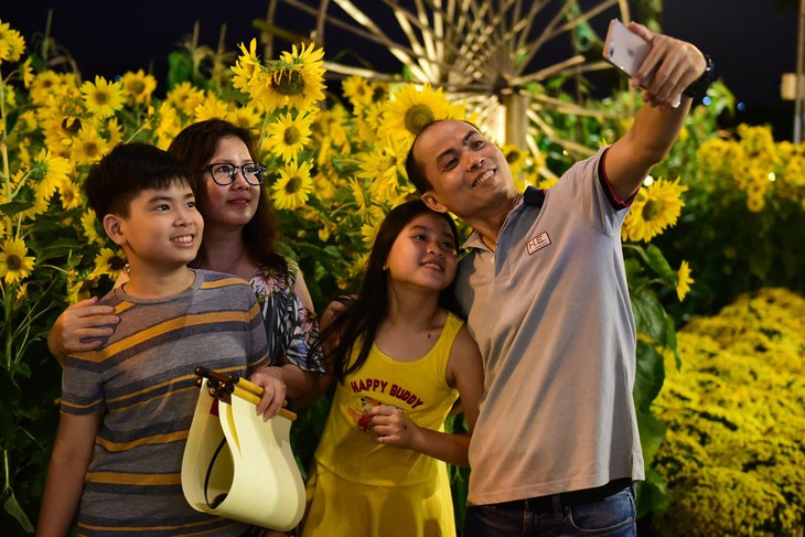 Người luôn cần người nên ta selfie ngày đêm không chán? - Ảnh 2. Người luôn cần người nên ta selfie ngày đêm không chán? - Ảnh 2.