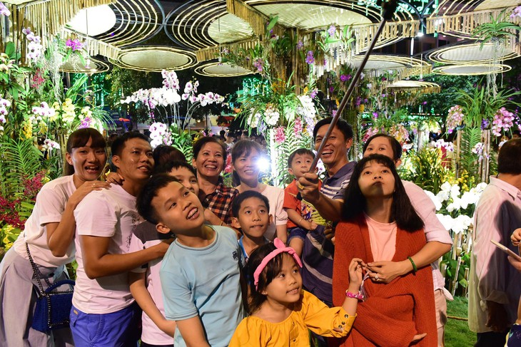 Người luôn cần người nên ta selfie ngày đêm không chán? - Ảnh 1. Người luôn cần người nên ta selfie ngày đêm không chán? - Ảnh 1.