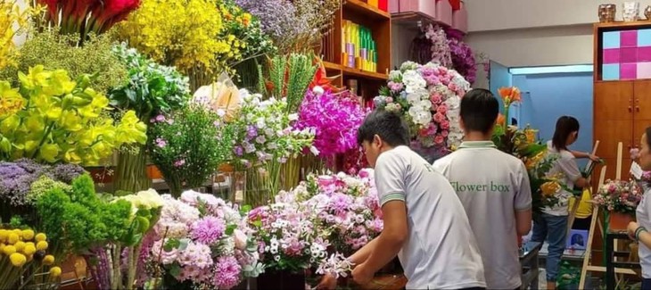 Ngày 20-10: hoa cháy hàng, bình hoa 60 triệu đồng vẫn có khách đặt - Ảnh 3. Ngày 20-10: hoa cháy hàng, bình hoa 60 triệu đồng vẫn có khách đặt - Ảnh 3.