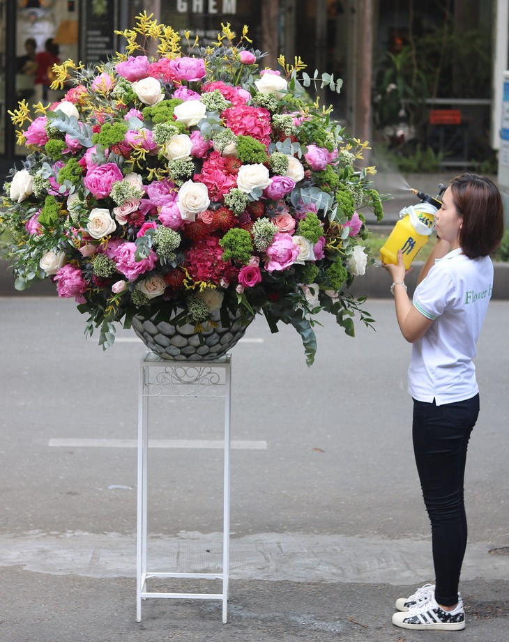 Ngày 20-10: hoa cháy hàng, bình hoa 60 triệu đồng vẫn có khách đặt - Ảnh 1. Ngày 20-10: hoa cháy hàng, bình hoa 60 triệu đồng vẫn có khách đặt - Ảnh 1.
