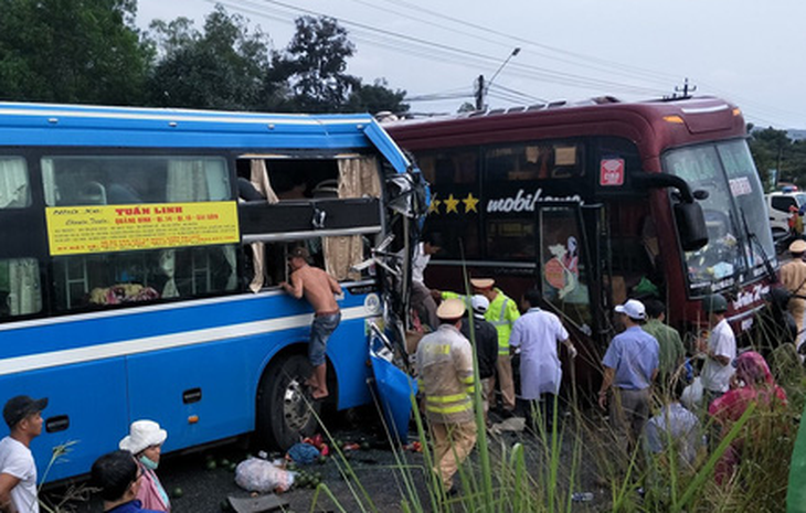 Hai xe giường nằm đối đầu trên đường Hồ Chí Minh, 7 hành khách nhập viện - Ảnh 2.