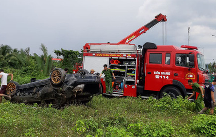 Trục vớt xe Mercedes rớt xuống kênh, đưa thi thể 3 nạn nhân ra ngoài - Ảnh 4.