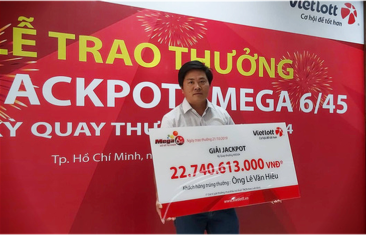 Trao thưởng cho chủ nhân không giấu mặt trúng Vietlott 22,7 tỉ đồng - Ảnh 1.